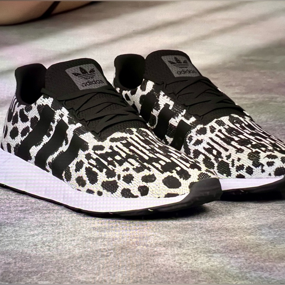 addias Swift Run W Sneakers - White and Black -New